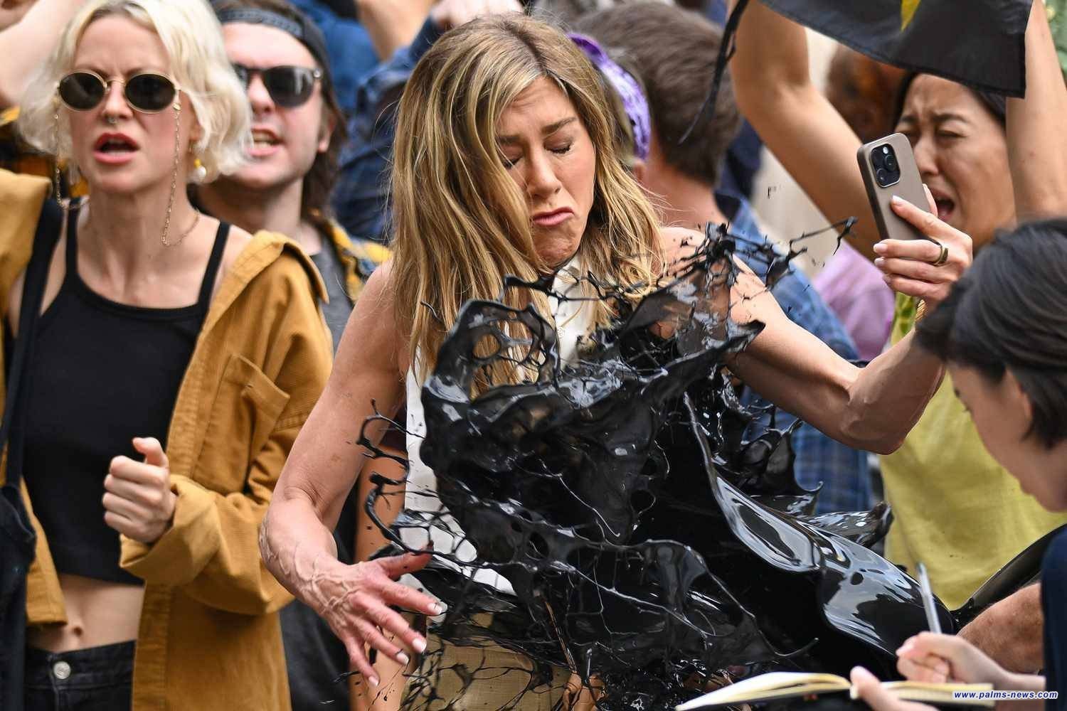 ملطخة بالزيت..  جينيفر أنيستون تتعرض لموقف محرج